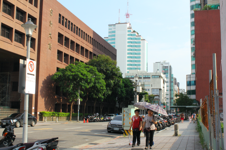 吳聖宇表示,週一台灣的天氣變成兩個世界:中南部迎風面下雨颳風,北部、東北部則是高溫酷熱。(Photo by 吳婉瑜/台灣醒報)
