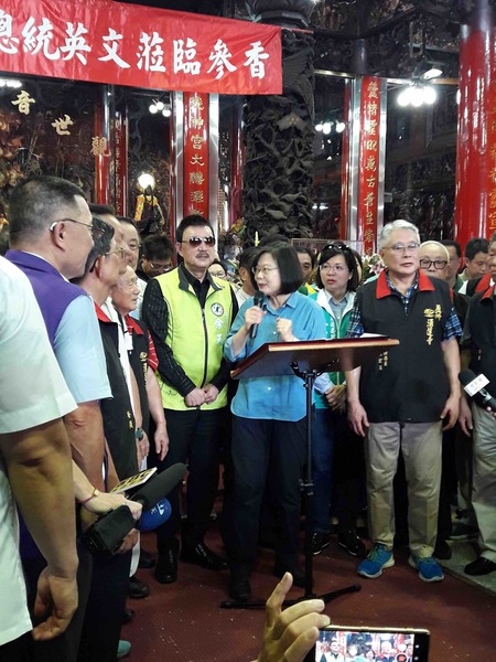 總統蔡英文(前排圖中)11日前往蘆洲湧蓮寺參香祈福,她向鄉親致詞時說,「有蔡英文在,台灣的主權一定守得住。」(photo by中央社)