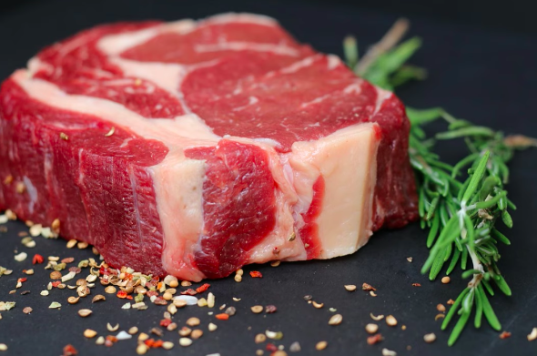德國近日將提高肉品稅額比率至19%,但背後潛藏不少隱憂。(Photo on Youtube截圖)