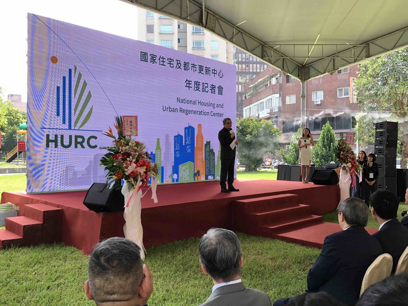 代理董事長花敬群13日在國家住宅及都市更新中心的戶外草皮上舉辦一週年工作成果會。(photo by張元融/台灣醒報)