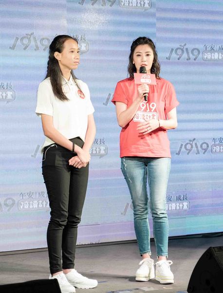 藝人賈靜雯與東昌陪讀班的小希一起為《1919陪讀計畫》勸募。(photo by張元融/台灣醒報)