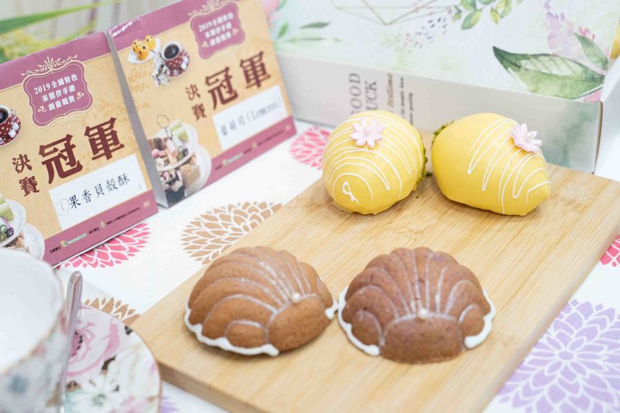 糕點師傅鍾芯誼研製2個月的心血,「果香貝殼酥」與「蕾萌酥」。(photo by張元融/台灣醒報)
