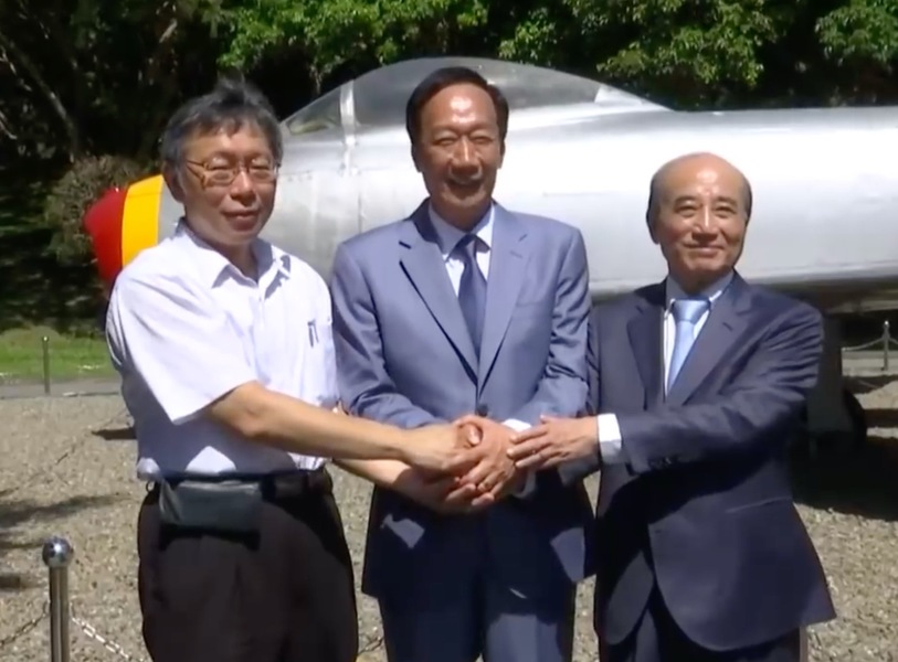 王金平、郭台銘、柯文哲分別以一身深藍、淺藍、白色西裝握手合影。(photo by網路截圖)