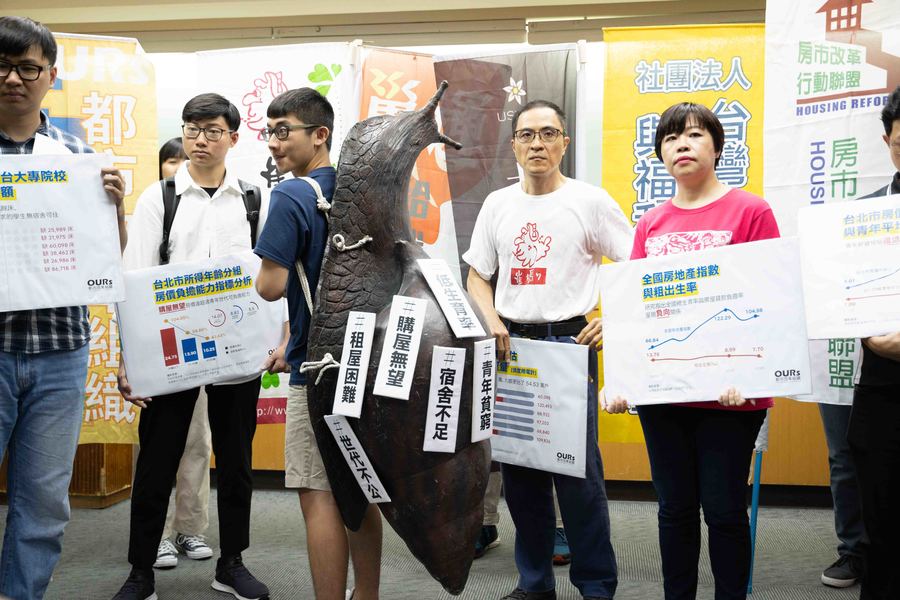 巢運30週年,巢運26日與台少盟(右1)等數十民團指出,將以「青年安居」作為下階段的住宅運動主軸。(photo by張元融/台灣醒報)