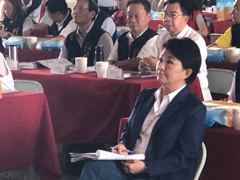 盧秀燕在大雅區公所召開市政會議,正式宣布人事調整後,凝神嚴肅聽取專案報告。(photo by 劉東皋/台灣醒報)