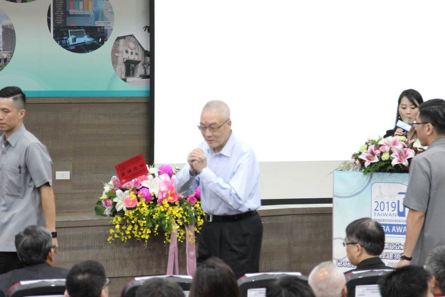 吳敦義(中)親自頒發TIBA Awards,表揚台灣優秀的智慧綠建築及系統設計業者。(photo by 祝潤霖/台灣醒報)