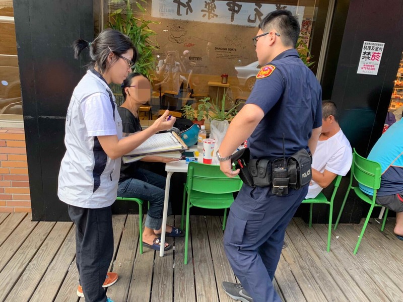 新北市連鎖超商及咖啡店騎樓禁菸,1日由市府衛生局與警方聯合稽查67處,查獲11案,依菸害防制法開罰。(photo by衛生局提供)