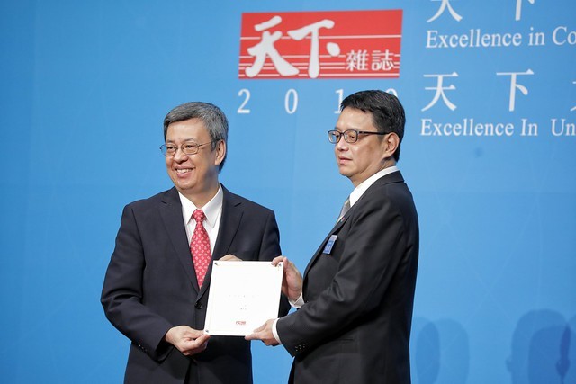 副總統陳建仁(左)為《天下雜誌》「天下企業公民獎」頒獎。(photo by 總統府)