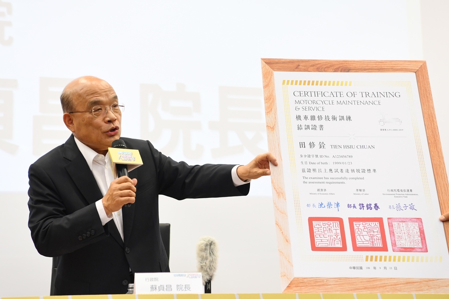 行政院長蘇貞昌於8日主持「機車行升級轉型說明」表示,將請財政部、經濟部回去精算,研議減機車貨物稅是否可行。(photo by張元融/台灣醒報)