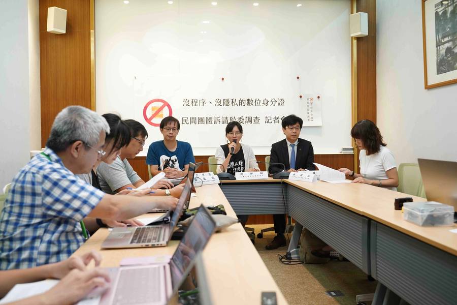台權會(中)10日聯合民間司改會(右2)、受試者保護協會(右1)與學者莊庭瑞,呼籲政府應有明確法律規範「新版身分證使用範圍。」(photo by張元融/台灣醒報)