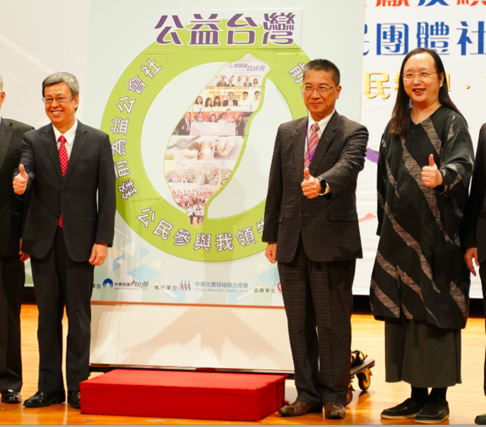 副總統陳建仁(左)、內政部長徐國勇(中)與政委唐鳳(右)一同為年度公益貢獻獎頒獎。(photo by張元融/台灣醒報)