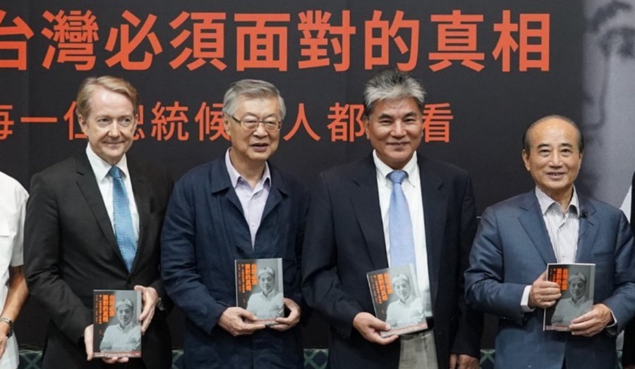 前內政部長李鴻源(右2)於11日發表新書《台灣必須面對的真相》,前立院院長王金平(右1)受邀出席。(photo by時報出版)