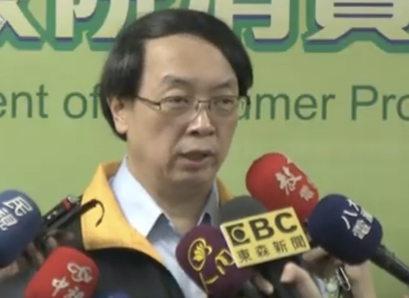 消保處消保官王德明指出,新北市永和、新莊運動中心等12家攀岩、彈翻床場館,皆要求消費者簽免責條款,在設施設備安全方面 「不合格」。(photo by網路截圖)
