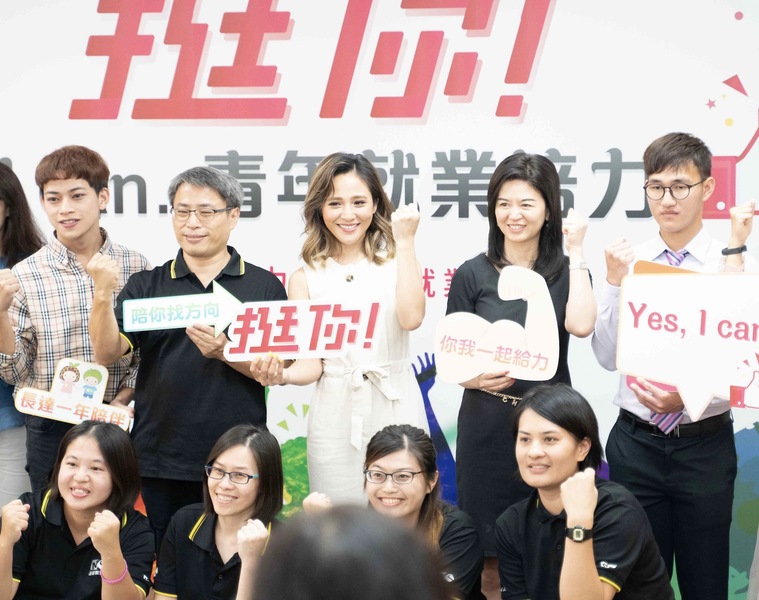 圖說:歌手梁文音(中)為就業青年小信(左1)和小維(右1)加油打氣。(photo by張元融/台灣醒報)