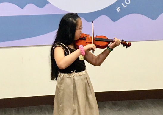 皮爾羅賓症患者仁萱常在學校名列前茅。圖為其演奏小提琴。(photo by 施凱文/台灣醒報)