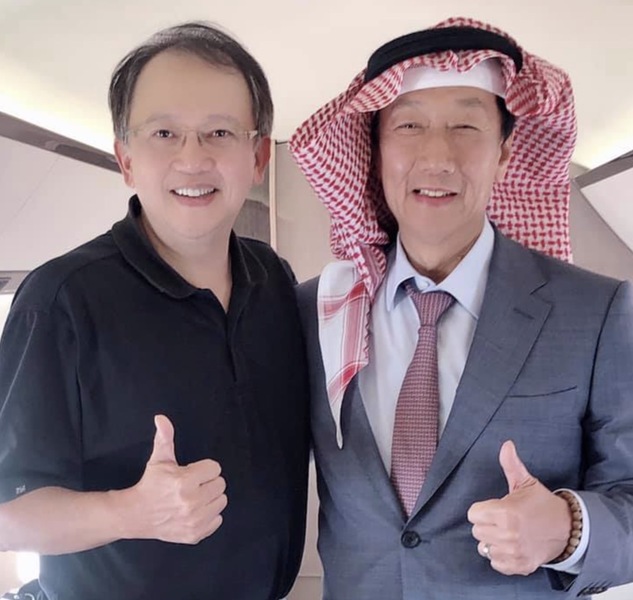 周守訓8月底隨郭台銘訪問中東,入境隨俗戴上當地朋友送的帽子。(photo by周守訓臉書)