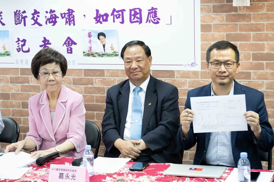 羅智強(右1)接受呂秀蓮(左1)「藍綠外交對談」邀約,並簽下連署書。(photo by張元融/台灣醒報)