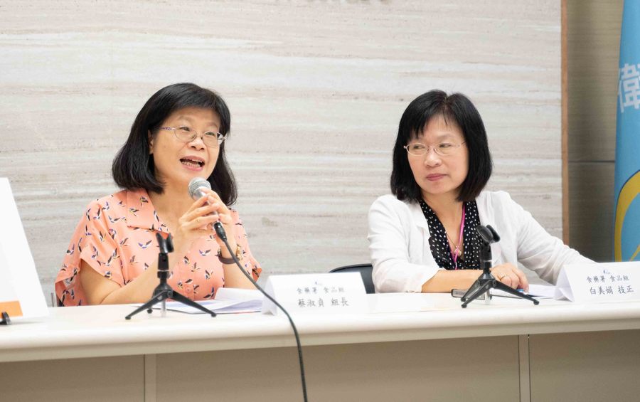 食藥署食品組組長蔡淑貞(左)與食品輸入管理科技正白美娟(右)於26日召開記者會說明,境外食品源頭管理措施。(photo by張元融/台灣醒報)