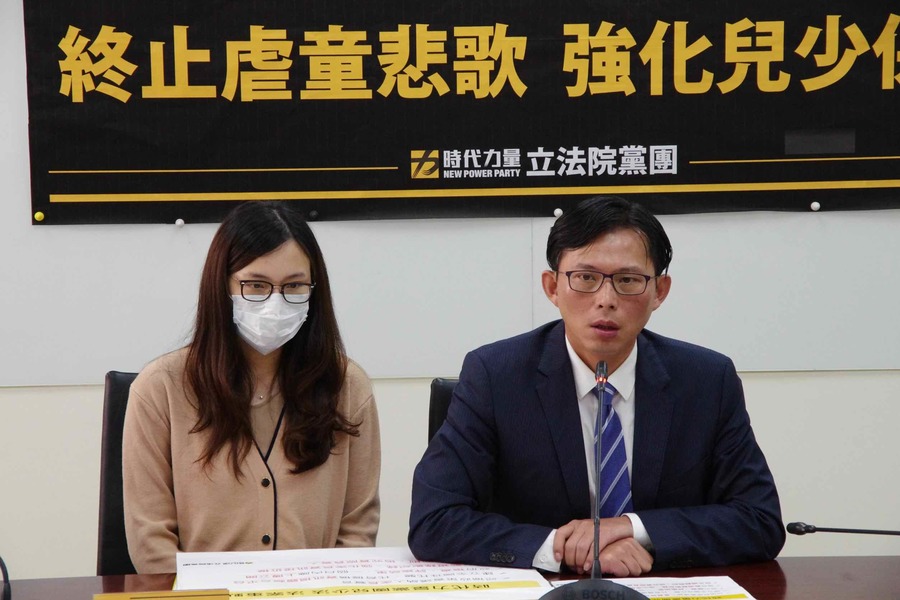立委黃國昌(右)1日與受害個案叡叡媽(左)舉行「終止虐童悲歌,強化兒少保護」記者會。(photo by張元融)