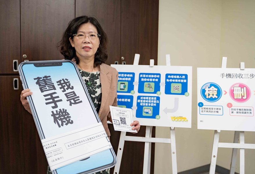 環保署廢棄物管理處處長賴瑩瑩2日舉辦記者會,說明回收手機抽Iphone的《收好抽滿》活動。(photo by張元融/台灣醒報)