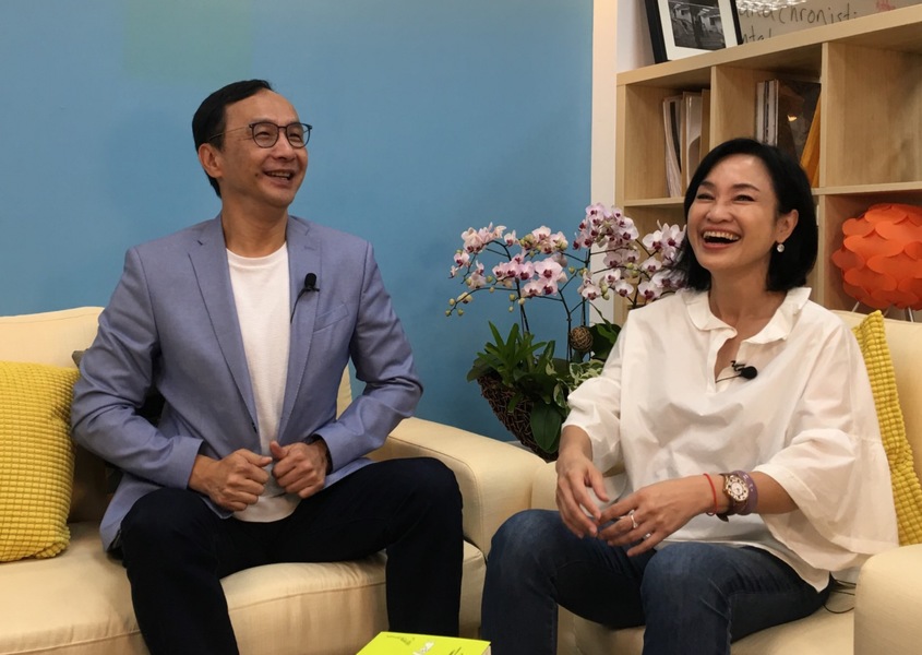 前新北市長朱立倫(左)3日幫立委柯志恩(右)助選,臉書直播《貓爸X虎媽:老師怎麼教自己的小孩?》。(photo by朱立倫辦公室)