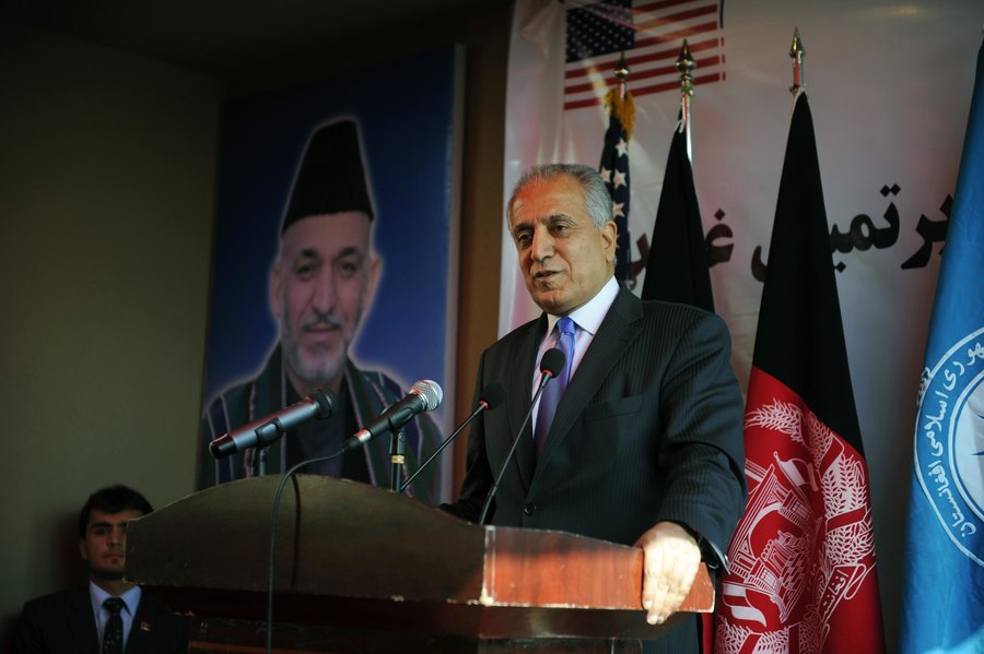 美國特使哈利勒扎德日前與塔利班代表會談。(photo by US Embassy Kabul Afghanistan via Flickr, used under CC License)