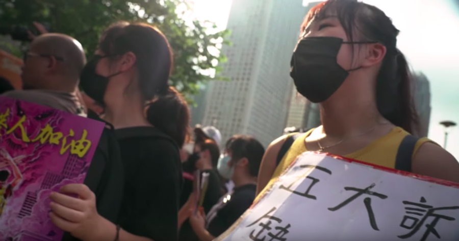 在《禁蒙面法》生效後,香港示威者凡穿戴口罩等蒙面物品都將被視為違法。(photo by YouTube影片截圖)