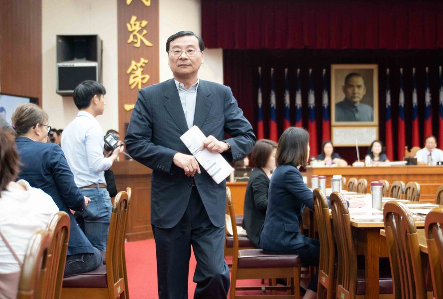 國民黨立委曾銘宗7日質詢交通部次長黃玉霖,要求盡快計算出精準的班次表與節省時間數據。(photo by張元融/台灣醒報)