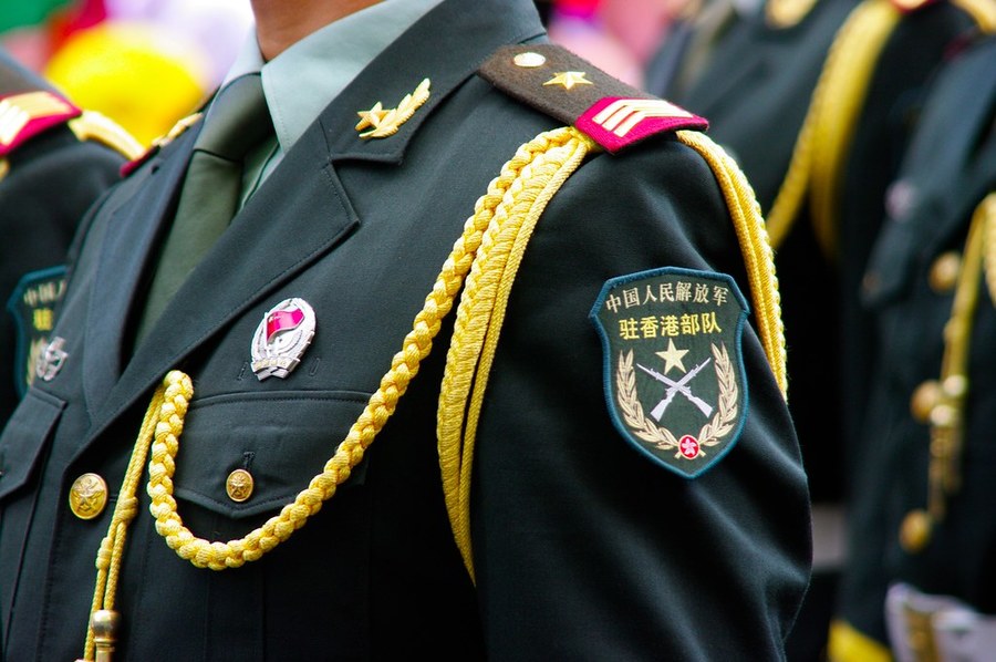 解放軍直接舉旗警告遊行民眾,是反送中遊行以來第一次的軍民接觸。(photo by Tomoaki INABA via flickr, used under CC License)