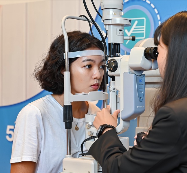 馬偕醫院眼科主治醫師鄭惠川說,標準的隱形眼鏡驗配流程有「問、驗、推、戴、追」5步驟,民眾可優先選擇入榜的星級驗光所。(photo by精萃公關)
