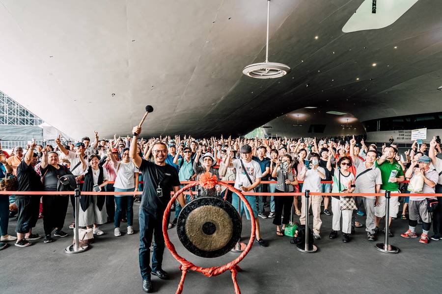 衛武營一歲了!藝術總監簡文彬敲響鑼聲揭開序幕。(Photo on 衛武營國家藝術文化中心官網)