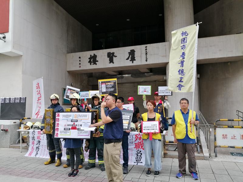消防員工作權益促進會大聲疾呼立法院修正消防法,將進行24小時靜坐追思。(Photo by 林祐任/台灣醒報)