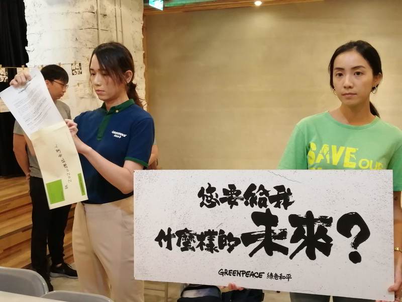 特聘能源專案主任蔡篤慰將宣言放入信封,將寄給總統參選人。(Photo by 林祐任/台灣醒報)