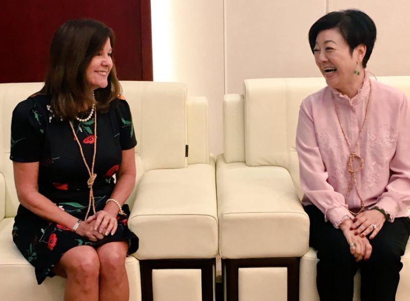 台積電創辦人張忠謀的夫人張淑芬女士去年ECFA,與美國副總統彭斯夫人凱倫相見歡。(張淑芬推特照片)