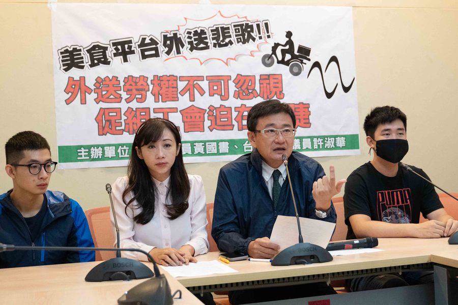 立委黃國書(右2)15日於施政總質詢勞動部長許銘春前,與民進黨台北市議員許淑華(左2)舉辦「外送勞權不可忽視,促組工會迫在眉睫」。(photo by張元融/台灣醒報)