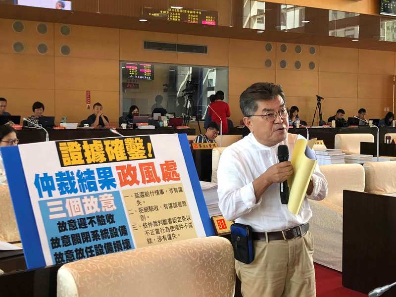台中市交通局提出BRT藍線機電標弊端涉及的決策疏失與賠償責任專案報告,藍營議員大罵葉昭甫「迷糊」,將向市府提出國家賠償。(photo by劉東皋/台灣醒報)