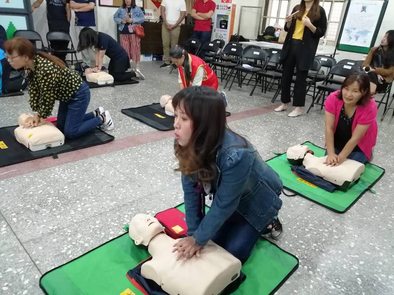 厚生基金會與立法院厚生會推廣全民CPR,邀請各行各業代表學習。(Photo by 林祐任/台灣醒報)