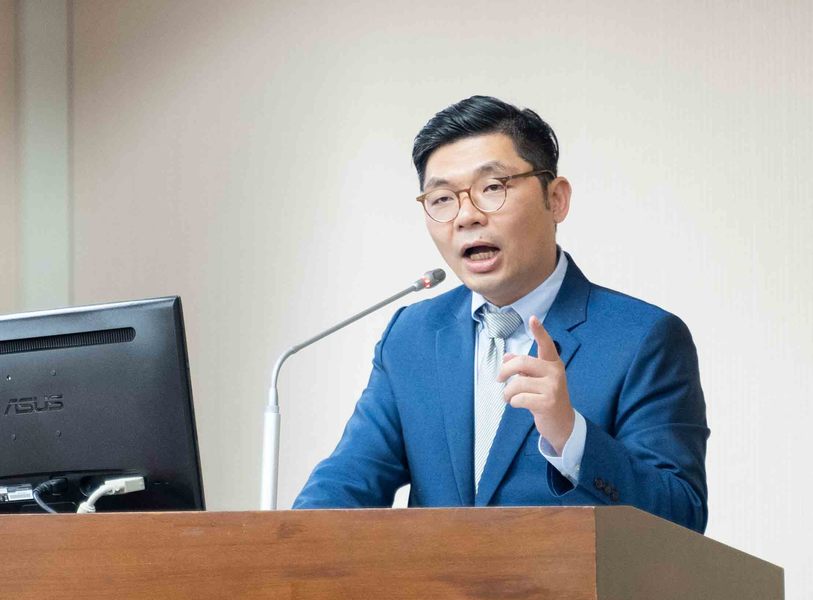 國民黨許毓仁16日審查行政院109年度預算表示,蘇揆返鄉宣示高鐵延伸屏東,違反財政紀律、程序原則,到處亂開支票。(photo by張元融/台灣醒報)