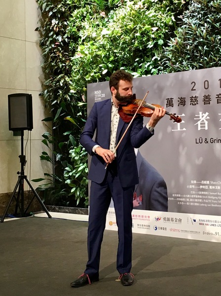 小提琴家葛林戈斯於記者會上帶來小提琴表演。(photo by 施凱文/台灣醒報)