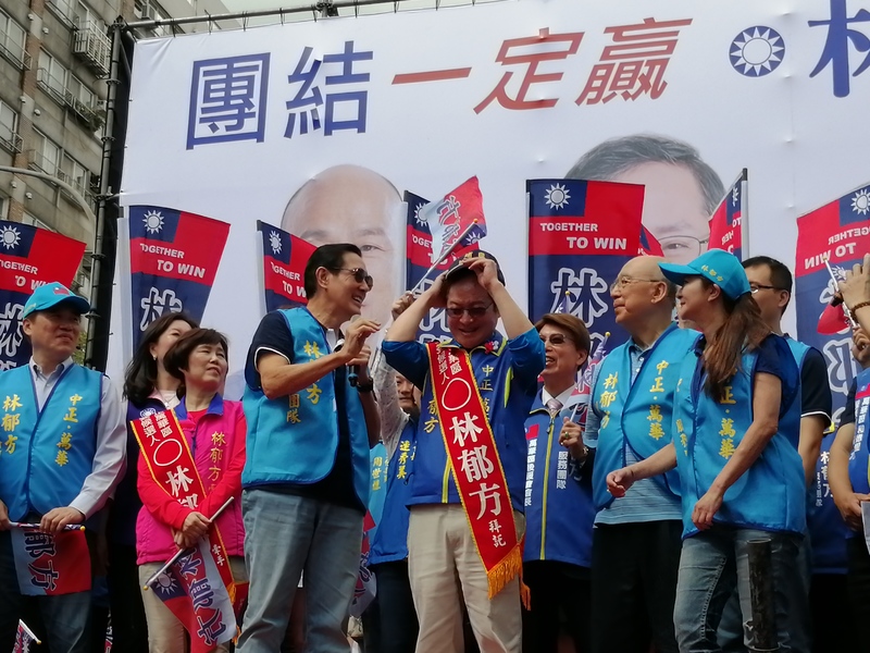 馬英九為國民黨立委參選人林郁方站台,並贈送「埔鹽順澤宮」的帽子祝福。(Photo by 林祐任/台灣醒報)