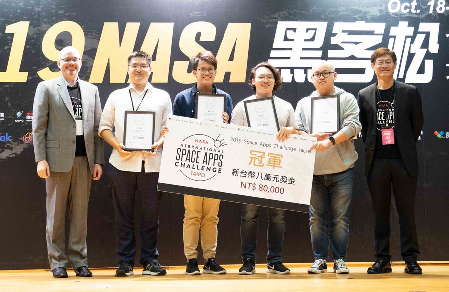 2019NASA黑客松台北場的冠軍由隊伍「ET760」勝出,由AIT副處長谷立言(左1)與科技部次長許有進(右1)頒獎。(photo by張元融/台灣醒報)