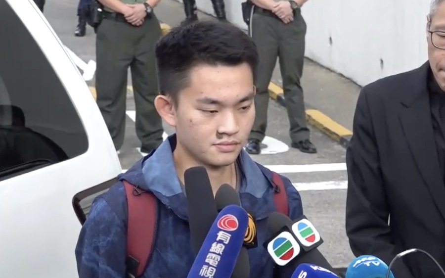 箱屍命案凶嫌陳同佳23日上午9點刑滿出獄時短暫受訪,並鞠躬道歉2次。(photo by螢幕截圖)