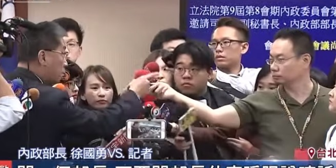 徐國勇面對媒體追問「是在睜眼說瞎話嗎?」,忍不住動怒並手指著記者回嗆「你講話客氣點!」(網路截圖)