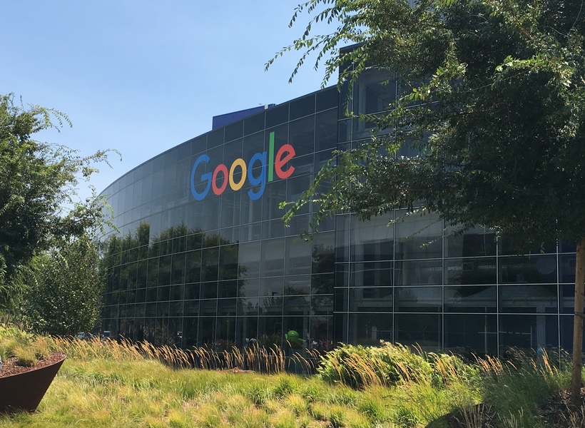 澳洲競爭及消費者委員會29日對Google提起訴訟,理由是Google沒有主動揭露如何取消收集定位資料的設定。(Photo by Wikimedia commons)