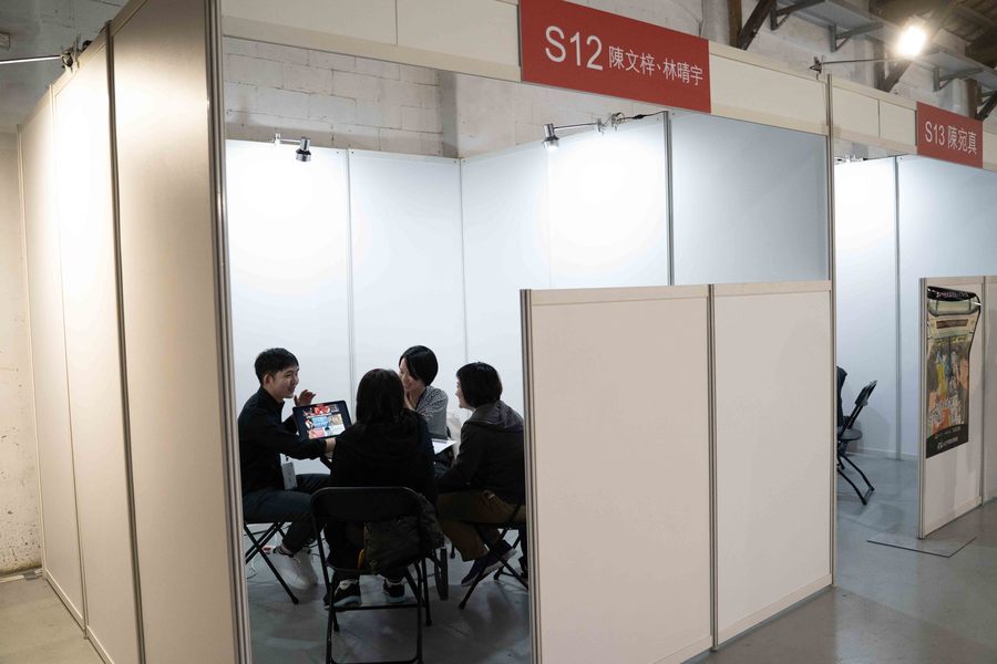 台北市電影委員會30日於松菸4號昌庫舉辦「2019台北影視音人媒合會」,創作者陳文梓、林晴宇於展間內與投資方媒合。(photo by張元融/台灣醒報)