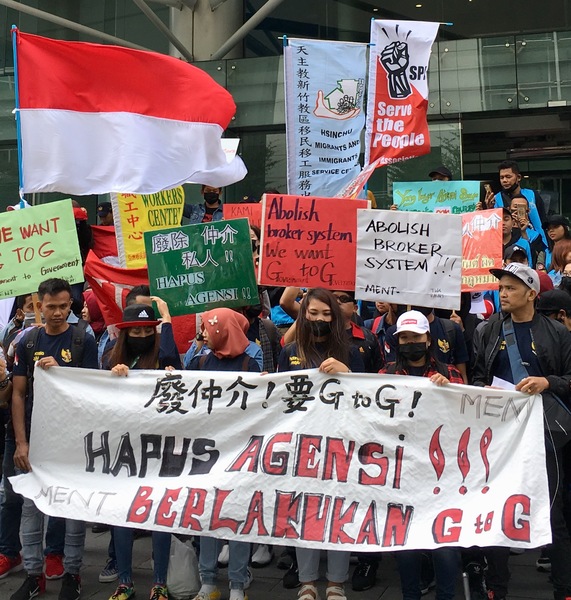 3日,印尼籍勞工聚集印尼經貿辦事處前,大聲疾呼要求改善遭仲介剝削的情形。(photo by 施凱文/台灣醒報)