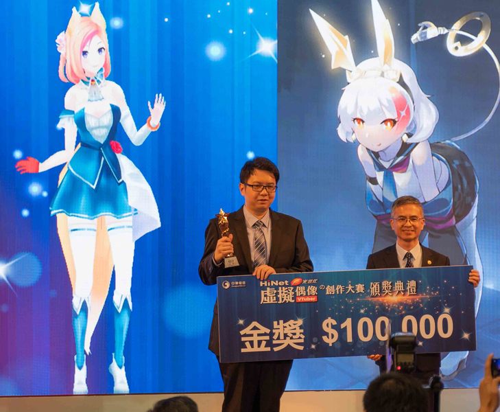 中華電信總經理郭水義(右)5日頒發金獎給香港人NAik(左),背景為虛擬偶像光音凱伶。(photo by張元融/台灣醒報)