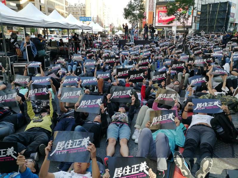 居住正義改革聯盟9日下午在東區集結,現場群眾躺在忠孝東路上,以致敬30年前的無殼蝸牛運動。(Photo by林祐任/台灣醒報)