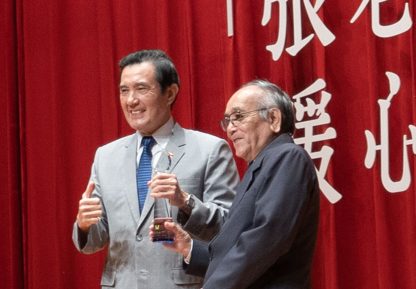 張老師基金會50週年最佳獎「勤奮楷模獎」得主葉雪雄,自民國66年來,堅持一週服務2次,獨獨1人就服務了1.5萬小時(史上最高),獲前總統馬英九(左)頒獎與特別讚賞。(photo by張元融/台灣醒報)