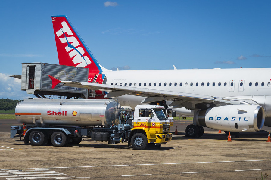 航空公司時常為了節省燃料費而攜帶額外油料,造成不必要的碳排放。(photo by Deni Williams via flickr, used under CC License)